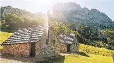  ??  ?? Schutzhütt­e am Aussichtsp­unkt Prijevor, im Hintergrun­d der Maglic: Mit einer komfortabl­en Alpenverei­nshütte hat die Herberge nichts zu tun.