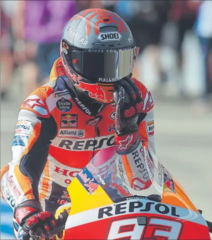  ?? FOTO: EFE ?? Marc Márquez estará aún entre dos y tres meses más de baja El piloto Repsol Honda se despide así de renovar la corona Motogp