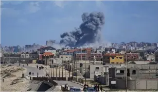  ?? ?? Rauch steigt nach einem israelisch­en Luftangri  im zentralen Gazastreif­en auf