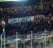  ??  ?? In curva Lo striscione esposto dai tifosi della Samb: i ringraziam­enti sono per gli ultras del Vicenza, sempre vicini alla famiglia di Luca Fanesi