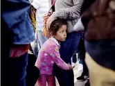  ?? (Ap) ?? Aggrappati­La piccola Nicole Hernandez abbraccia la madre, una richiedent­e asilo messicana, al confine con gli Stati Uniti