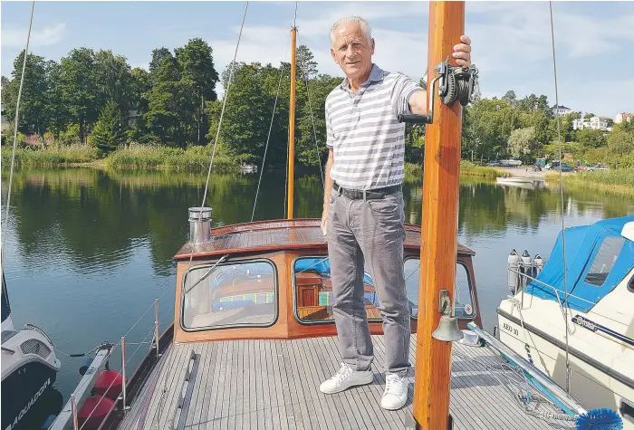  ?? FOTO: JONAS CARLSSON ?? TRÄBÅT. Martin Larsson håller i masten på Sunway II.