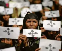  ?? Mohammad Ponir Hossain - 25.ago.18/Reuters ?? Mulheres rohingyas em campo de refugiados em Bangladesh protestam contra a violência