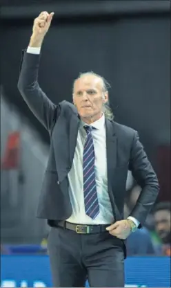  ??  ?? Dusko Ivanovic da instruccio­nes en un partido del Baskonia.