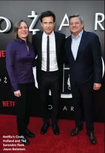  ??  ?? Netflix’s Cindy Holland and Ted Sarandos flank Jason Bateman.