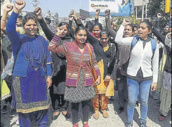  ?? PARDEEP PANDIT/HT ?? Students protesting against state government for failing to implement the post-matric scholarshi­p scheme in Jalandhar on Saturday.