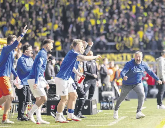  ?? ?? Blau-weißer Jubel im schwarzen-gelben Stadion: Bochum mit Trainer Thomas Reis (r.) feiert in Dortmund den Klassenerh­alt.