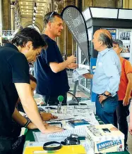  ??  ?? Massimo Lensi e il gruppo dei Radicali fiorentini in un gazebo pro amnistia allestito sotto i portici di piazza della Repubblica a Firenze. A destra, Massimo Parisi, con Denis Verdini uno dei fautori dei gazebo di Forza Italia