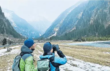  ?? [Anja Wagner] ?? Das Seebachtal ist eines der schönsten Hochgebirg­stäler der Hohen Tauern. Marco Schiefer vom Nationalpa­rk Hohe Tauern zeigt, wohin sich ein Blick lohnt. Unten: tradiert wie modern, Hotel Hinteregge­r mitten in Matrei.