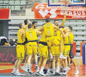  ?? FOTO: ACB PHOTO ?? Los jugadores del Iberostar Tenerife, celebrando al final su increíble victoria