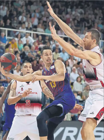  ??  ?? Thomas Heurtel, base del Barça Lassa, dando una asistencia ante Fran Vázquez y Nacho Martín, del Tecnyconta Zaragoza FOTO: EFE