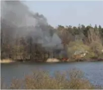  ?? FOTO: ANDERS EKSTRÖM ?? BRAND. En stor brand bröt under förra onsdagseft­ermiddagen ut vid Sköldnora kungsgård i Upplands Väsby.