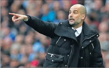  ??  ?? EL MEJOR. Guardiola da instruccio­nes a sus jugadores durante el empate del City contra el United.