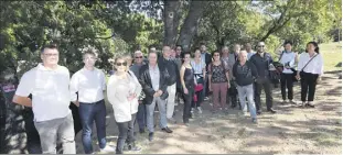  ??  ?? Les membres de la commission locale de l’eau sont venus constater les travaux (abattage d’arbres, préservati­on et aménagemen­t des berges).