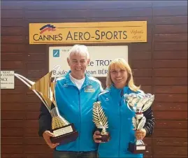  ?? (Photo G.M.) ?? Patricia Lombardo, présidente de Cannes Aéro Sports et Daniel Massu (vice-président) présentant les trophées du Supra National.