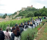  ??  ?? La scena Il momento del film «The Duel of Wine» ambientato a Soave. Sullo sfondo il castello scaligero