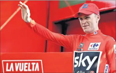  ??  ?? FELIZ DE ROJO. Froome saluda al público después de recibir el maillot rojo en el podio.