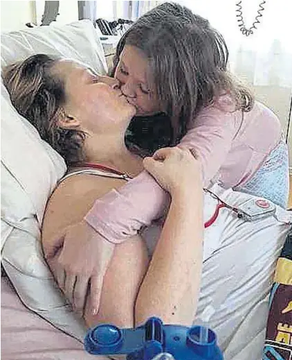  ??  ?? Tragic... loving daughter Roxy kisses her mother Vicky just a few days before she died of breast cancer