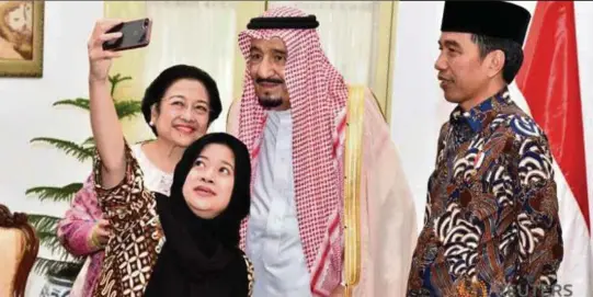  ??  ?? Jokowi (kanan) melihat bekas presiden, Megawati Sukarnoput­ri dan anaknya, Maharani, yang juga anggota kabinet ‘berselfie’ dengan Raja Salman di Istana Presiden, Jakarta, kelmarin.