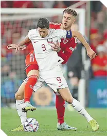  ?? ?? Una genialidad por parte de Robert Lewandowsk­i dio paso al único gol en el encuentro frente a Gales.