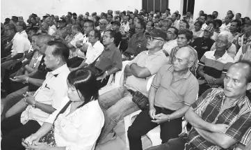  ??  ?? A section of the land owners attending the function held at Kanowit Foochow Associatio­n premises.