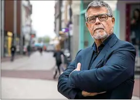  ??  ?? Emile Ratelband, 69 ans, a fait une demande pour en avoir 49 sur son passeport.