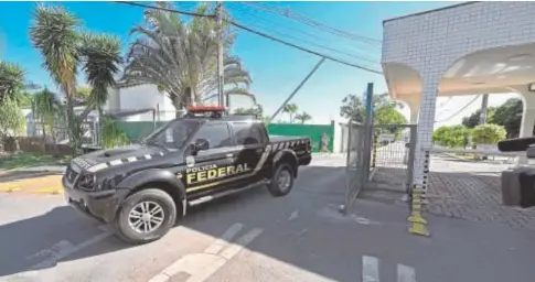 ?? ?? Un coche de la Policía Federal abandona el domicilio de Bolsonaro en Brasilia después del registro // AFP