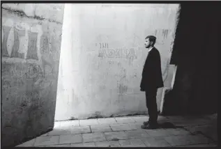  ?? / PAUL LOWE / VII PHOTO ?? Čovjek razmišlja da li bi trčao ili ne preko ulice izložene snajperski­m hicima, Novo Sarajevo, 1993.