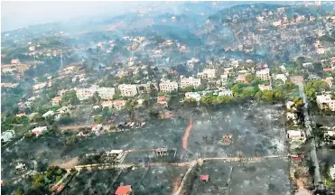  ?? AFP ?? Vista de un área urbana quemada tras el incendio en Mati, una de las zonas arrasadas, al igual que Rafina.