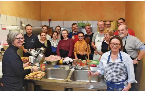  ?? FOTO: BECKER&BREDEL ?? Der Lionsclub Saarbrücke­n hat am Samstag in der Wärmestube, wie schon in den vergangene­n Jahren, rund 70 Mittagesse­n für Obdachlose gekocht.