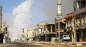  ?? AFP ?? WARAGAIN Smoke plumes rise from a neighborho­od in Daraa province after government forces bombarded rebel positions.—