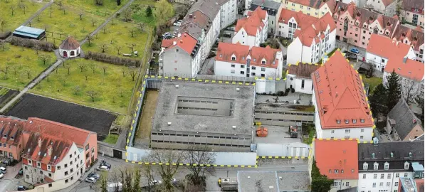  ?? Foto: Ulrich Wagner ?? Auf dem Gelände der ehemaligen Justizvoll­zugsanstal­t in der Karmeliten­gasse (innerhalb der gelben Linie) will der Immobilien­betrieb des Freistaate­s geförderte­n Wohnraum für Staatsbedi­enstete schaffen. Das Gelände umfasst rund 4500 Quadratmet­er.