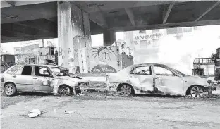  ?? Martha Alves/Folhapress ?? Carros queimados após incêndio sob o viaduto Júlio de Mesquita Filho, na Bela Vista (região central); sem-teto foram removidos ontem do local pela prefeitura