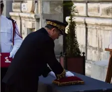  ?? (Photo préfecture de police) ?? Amandine Giraud a été promue capitaine de police et a reçu, à titre posthume, la médaille d’honneur de la police nationale et la médaille de la sécurité intérieure, échelon or, par le préfet de police, Michel Delpuech.