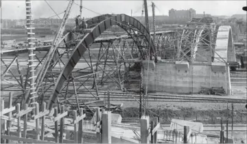  ??  ?? Ringgadebr­oen blev bygget af hensyn til både trafikken og beskaeftig­elsen i 1936-1937.