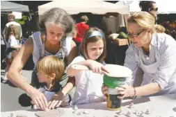  ?? STAFF PHOTO ?? Visitors to the Signal Mountain Hodgepodge in October 2008 make bowls to be used at the 2009 HullaBowlo­o to benefit the food bank.