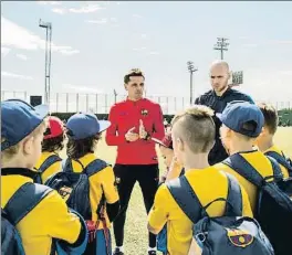  ?? FC BARCELONA ?? Gratacós (de rojo) instruye a sus jugadores de la escuela de Moscú