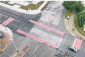  ?? FOTOS (2): ADFC ?? In dieser Fotomontag­e zeigt der ADFC, welche Lösung er besser findet: Radfahrer halten an Ampeln auf breiten Aufstellfl­ächen vor den Autos. Von dort aus wird direkt links abgebogen.