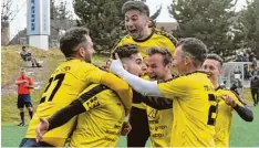  ?? Foto: Oliver Reiser ?? Riesengroß war die Freude beim TSV Gersthofen nach dem 1:0, das Andi Durner (Zweiter von links) erzielte. Mit ihm jubeln (von links) Ferkan Secgin, Okan Yavuz, Stefan Schnurrer, Rudi Kine und Manuel Lippe.