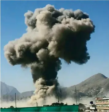  ?? Foto: Rafiullah Kaleem, dpa ?? Kabul am Dienstagmo­rgen. In Sichtweite der deutschen Botschaft explodiert eine gewaltige Bombe. Möglicherw­eise war sie in ei nem Tanklaster versteckt.