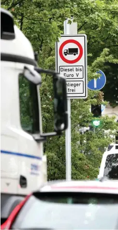  ?? Foto: dpa/Bodo Marks ?? Hamburg ist bislang die einzige Stadt mit Diesel-Fahrverbot­en.