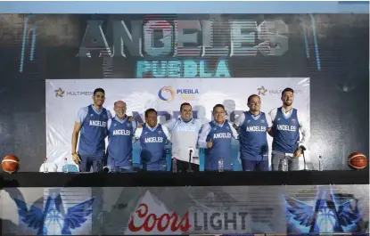  ?? ANDRÉS LOBATO ?? Ignacio Alvízar, titular de la SEP; Roberto Ruiz, del Instituto del Deporte; y Aldo Rodríguez y Miguel Ángel Vargas, de Multimedio­s, en la presentaci­ón del equipo Ángeles de Puebla.