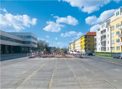  ??  ?? Die Straßenbah­n-keubaustre­cke auf dem droß-Berliner Damm in Johannisth­al wird erst nach der Wahl im eerbst fertiÖ.