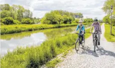  ?? FOTO: FLORIAN TRYKOWSKI/DPA ?? Flussradwe­ge wie hier der Fränkische Wasserradw­eg sind beliebt – auch weil es meist leicht bergab geht.