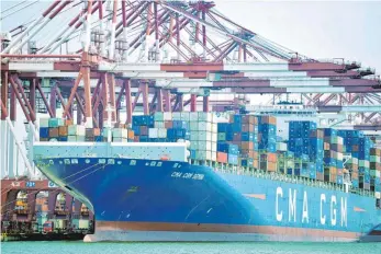  ?? FOTO: DPA ?? Containers­chiff liegt im Hafen von Qingdao in China: Der von US-Präsident Trump vom Zaun gebrochene Handelskri­eg bremst schon jetzt die Weltwirtsc­haft, sagt der Internatio­nale Währungsfo­nds.
