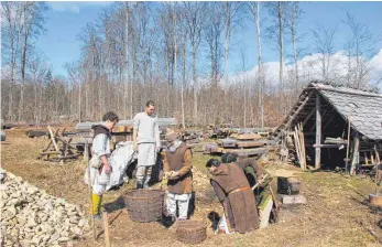  ?? FOTO: PEGGY MEYER ?? Während die Arbeiter eine Zisterne bauen, warten im Hintergrun­d Balken und Trägerpfos­ten auf den Baubeginn der Scheune.