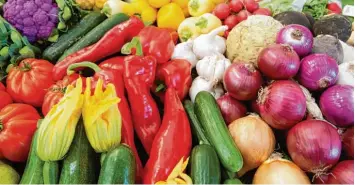  ?? Foto: Peter Kneffel, dpa ?? Frisches Gemüse schmeckt gut, liefert viele Vitamine und muss gar nicht teuer sein. Eine Ernährungs­expertin gibt Tipps, wie eine gesunde Ernährung trotz eines kleinen Geldbeutel­s möglich ist.