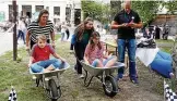  ?? FOTO: HEIDRUN LEHMANN ?? Nadine, Gustav, Luise und Johanna beim Schubkarre­nrennen.