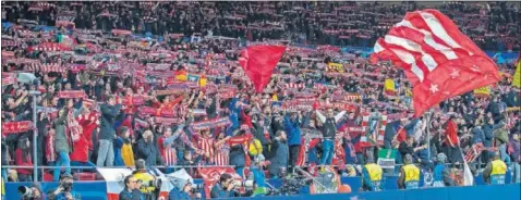  ??  ?? La afición del Atlético anima al equipo durante un partido en el Wanda Metropolit­ano.