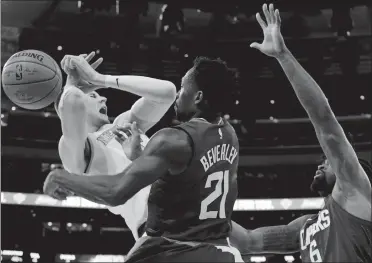  ?? FRANK FRANKLIN II/AP PHOTO ?? The Knicks’ Kristaps Porzingis, left, is fouled by the Clippers’ Patrick Beverley (21) as DeAndre Jordan (6) moves in during the second half of Monday’s game at Madison Square Garden. The Knicks defeated the Clippers 107-85.